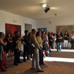 Presentazione e inaugurazione 31-07-2010 a Ripatransone: sala con opere in mostra e pubblico