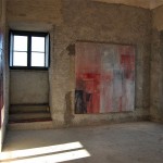 Sala espositiva allestita con opere artisti in mostra