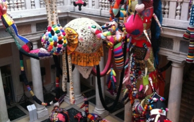 Vasconcelos Contamination 2008-10 Ricordi di 3 anni di viaggi nel virus di Lavori femminili che tracima su corte e scale di Palazzo Grassi