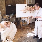 Lucian Freud nello studio con modella, cane e opera Lucian Freud nello studio con modella, cane e opera
