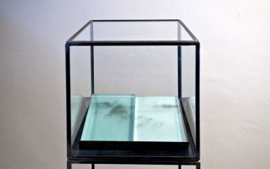 Gregorio Botta, L'aria non ha dimora, 2011, vetro, ferro e nerofumo cm 135x35x35