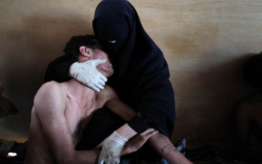 Samuel Aranda - Photo of the Year Samuel Aranda, Spagna, per The New York Times. Una donna tiene tra le braccia un parente ferito durante le proteste contro il presidente Saleh. Sanaa, Yemen, 15 ottobre