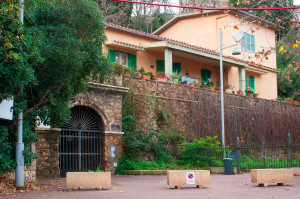 L’ingresso della galleria Villamarina “murata” dai lavoratori ex Rockwool ad Iglesias