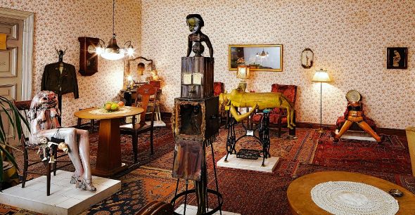 Roxy’s (1961-62). Manichini, mobili, lampade, teschio di cinghiale, carta da parati, fotografia, marionette, tappeti. Dimensioni variabili. Collezione di Reinhard Onnasch