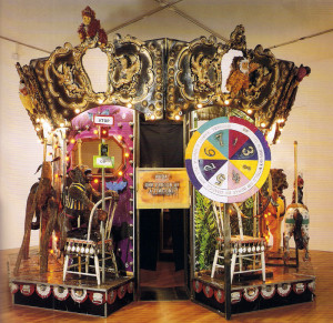 The Merry-Go-World Or Begat By Chance And The Wonder Horse Trigger (1988-1992). Acciaio, legno, gomma, mobili, plastica, manichini, fotografie, luci, plexiglass, registratore. Cm 292 x 467 di diametro. Collezione di Nancy Reddin Kienholz
