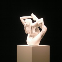 1280px-Sphinx_-_Marc_Quinn_(2005,_painted_bronze)