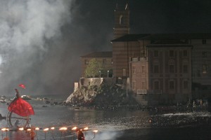 signora in rosso con cielo in tempesta