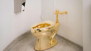 WC d'oro di Cattelan, al Guggenheim di New York