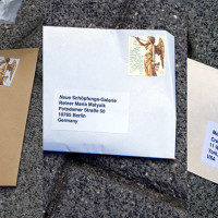 19.06.2010: Rathausufer, Düsseldorf bioism creature meets the post service: it sends 3 letters to future bestiariums.