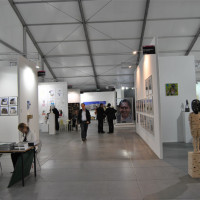 Panoramica stend: in fondo, una delle opere della galleria Pack