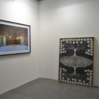 Stand galleria Pack con opera-mosaico di Albero Di Fabio e foto di Marina Paris
