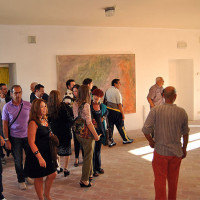 Inaugurazione 31-07-2010 a Ripatransone sala con autorità e pubblico opere artisti in mostra