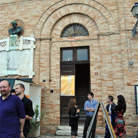 Palazzo e ingresso mostra con artisti critici etc