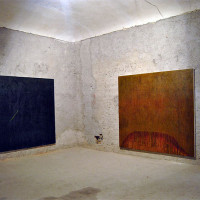 Veduta sala espositiva allestita con opere artisti in mostra