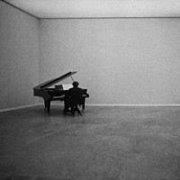 Foto/ph: Claudio Abate, courtesy dell'autore: Jannis Kounellis, performance di Frederic Rzewski, Palazzo delle Esposizioni, Roma, 1970