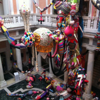 Vasconcelos Contamination 2008-10 Ricordi di 3 anni di viaggi nel virus di Lavori femminili che tracima su corte e scale di Palazzo Grassi