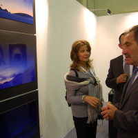 Il ministro della Cultura si intrattiene con la fotografa Olga Donati ammirando le opere sul suo progetto Percorsi di Luce Cortina d'Ampezzo che l'artista ha dedicato al sito UNESCO delle Dolomiti