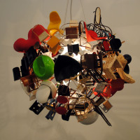 Paola Pivi in versione lampadario