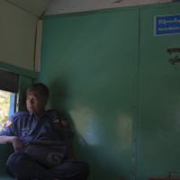 poliziotto su treno locale - Yangon - ph. Claudio Oliva