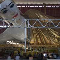 Budda disteso viene adorato in un hangar - Yangon - ph.Claudio Oliva