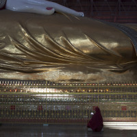 monaco prega sotto enorme statua di buddha disteso - Yangon - ph. Claudio Oliva