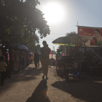 corteo di una festa popolare passa davanti ad uno stand della NLD - Nyaung U - ph. Claudio Oliva