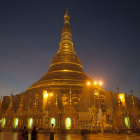 alba presso la Swedagon Paya - Yangon - ph. Claudio Oliva