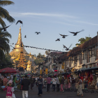 strada principale fra quelle che conducono alla Swedagon Paya -Yangon - ph.Claudio Oliva