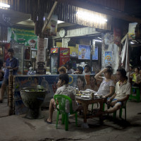 famiglia in un bar -Yangon - ph.Claudio Oliva