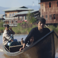 tre giovani in barca in un villaggio sull'acqua nei pressi di Inthein - Lago Inle - ph. Claudio Oliva