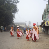 monache in città per raccogliere offerte - Nyaungshwe - ph. Claudio Oliva