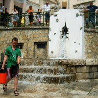 Campagna - La Fontana della Chiena di Angelo Riviello costruita utilizzando sassi ed altri elementi l di case e palazzi crollati nel sisma dell'Irpinia