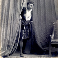 Francesco Tamagno in Otello, (atto IV, scena III) 5 febbraio 1887 Fotografia riportata su cartone La foto ritrae un momento dell’atto IV, scena III della prima rappresentazione assoluta dell’Otello di Giuseppe Verdi, avvenuta al Teatro alla Scala di Milano il 5 febbraio 1887. 40x53,65 cm Torino, Archivio Storico del Teatro Regio