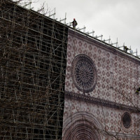 La basilica di Collemaggio dopo il terremoto de L'Aquila 6 aprile 2009 - facciata - ph da Protezione Civile