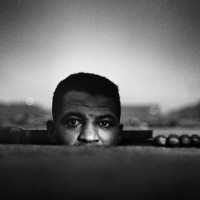 Gordon Parks, Uomo che sbuca, Harlem, New York, 1952