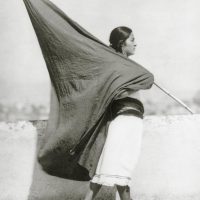 immagine per Tina Modotti, Donna messicana con la bandiera durante lo sciopero dei minatori, in Messico, 1928