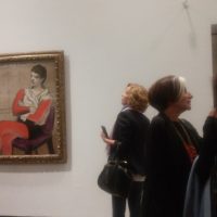 Immagine di Picasso, pubblico e Saltimbanco seduto con braccia conserte, 1923, Bridgestone Museum of Art,Tokyo - ph B. Martusciello