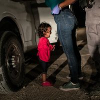 immagine per Crying on the border