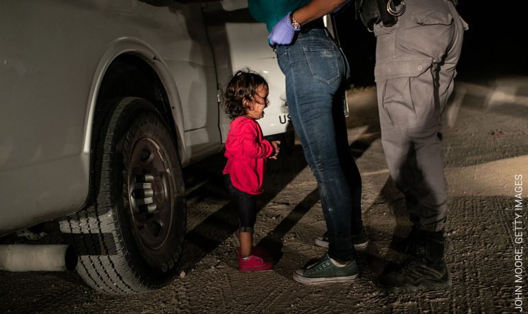 immagine per Crying on the border