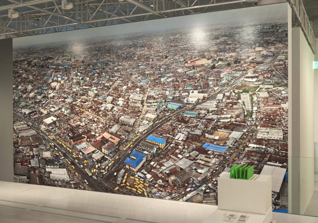 MAST - Anthropocene_E. Burtynsky_Incrocio al mercato di Mushin, Lagos_ph. Federica Casetti