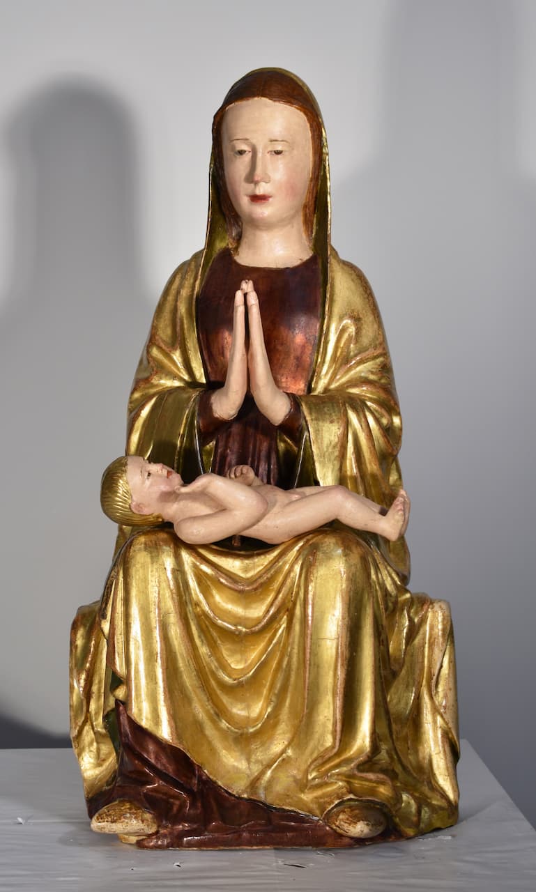 immagine per Rinascimento Marchigiano. Opere restaurate dai luoghi del sisma Autore anonimo di ambito marchigiano-abruzzese Madonna in trono con bambino fine XV sec. – inizio XVI sec. legno scolpito, dipinto e dorato cm 87, 5 x 42,5 x 31 Chiesa di San Michele Arcangelo Frazione di Porchiano (AP)