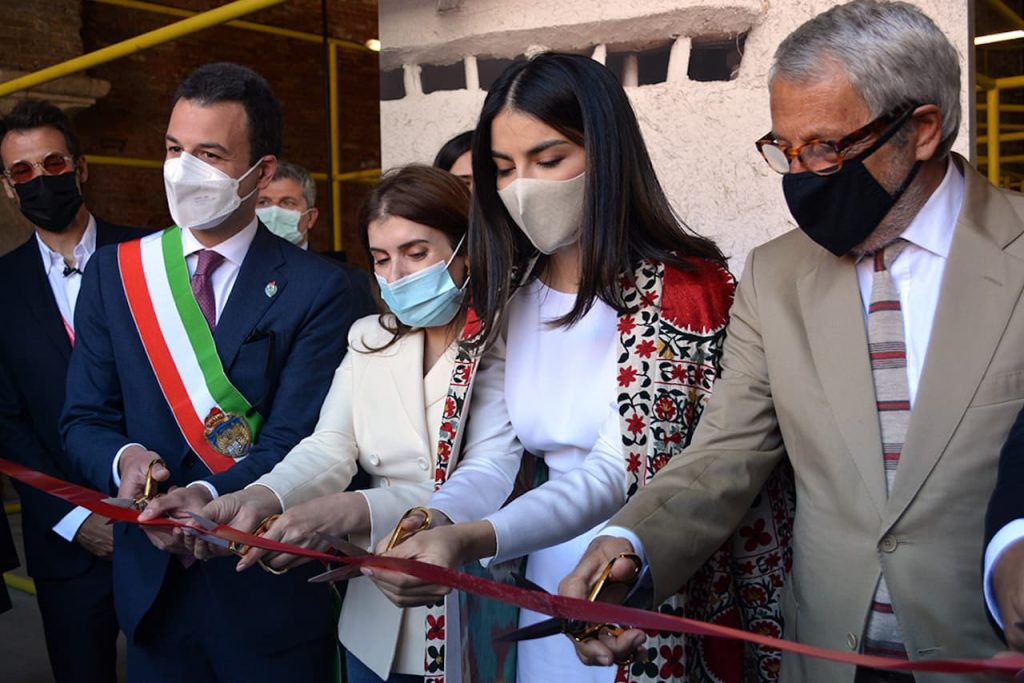 immagine per taglio del nastro del Padiglione Uzbekistan alla presenza di Saida Mirziyoyeva (ph Manuela De Leonardis)