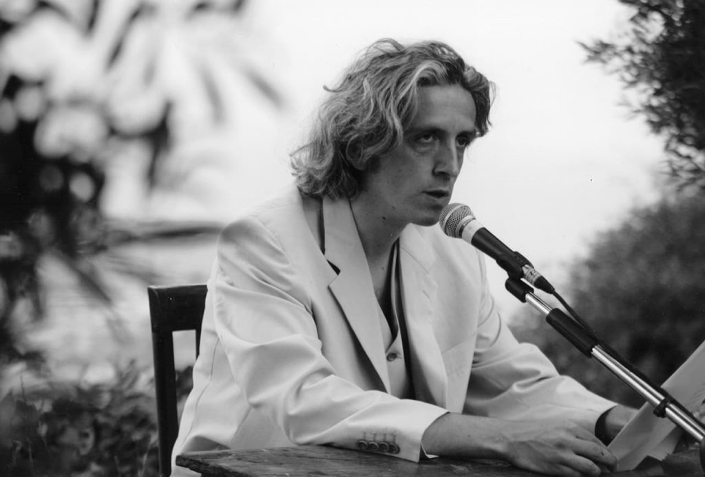 immagine per Domenico Mennillo durante la performance LudiMagisterin occasione di Speculum Celestiale, Vigna San Martino, Napoli 2007