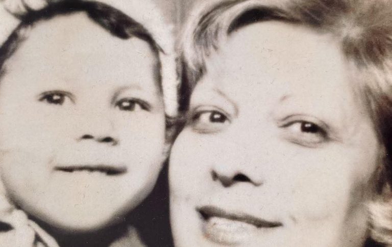 immagine per Splendi come vita di Maria Grazia Calandrone. Lo spazio salvifico dell'amore.