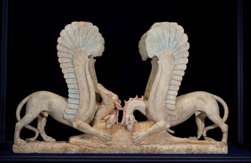 immagine per Tota Italia mostra alle Scuderie del Quirinale. 03. Sostegno di mensa (trapezophoros) con due grifoni che attaccano un cerbiatto - marmo IV sec. a.C.