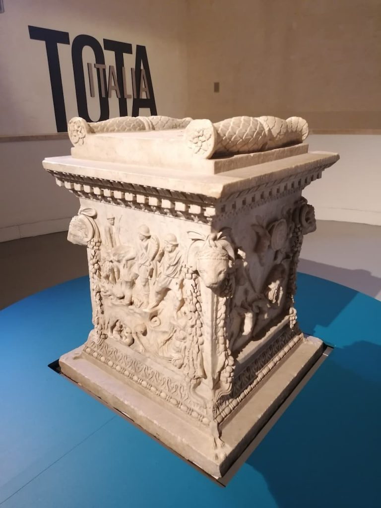 immagine per Tota Italia mostra alle Scuderie del Quirinale. 07. Altare dedicato a Marte, Venere e Silvano. Da Ostia 124 d.C.