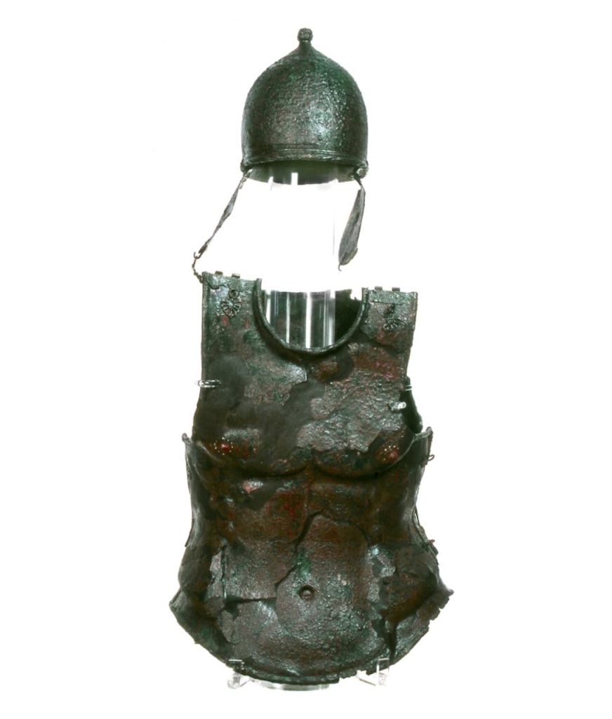 09. Corredo della “tomba dei due guerrieri” (part.) Corazza anatomica e elmo “a bottone”, di tipo Montefortino III secolo a.C.