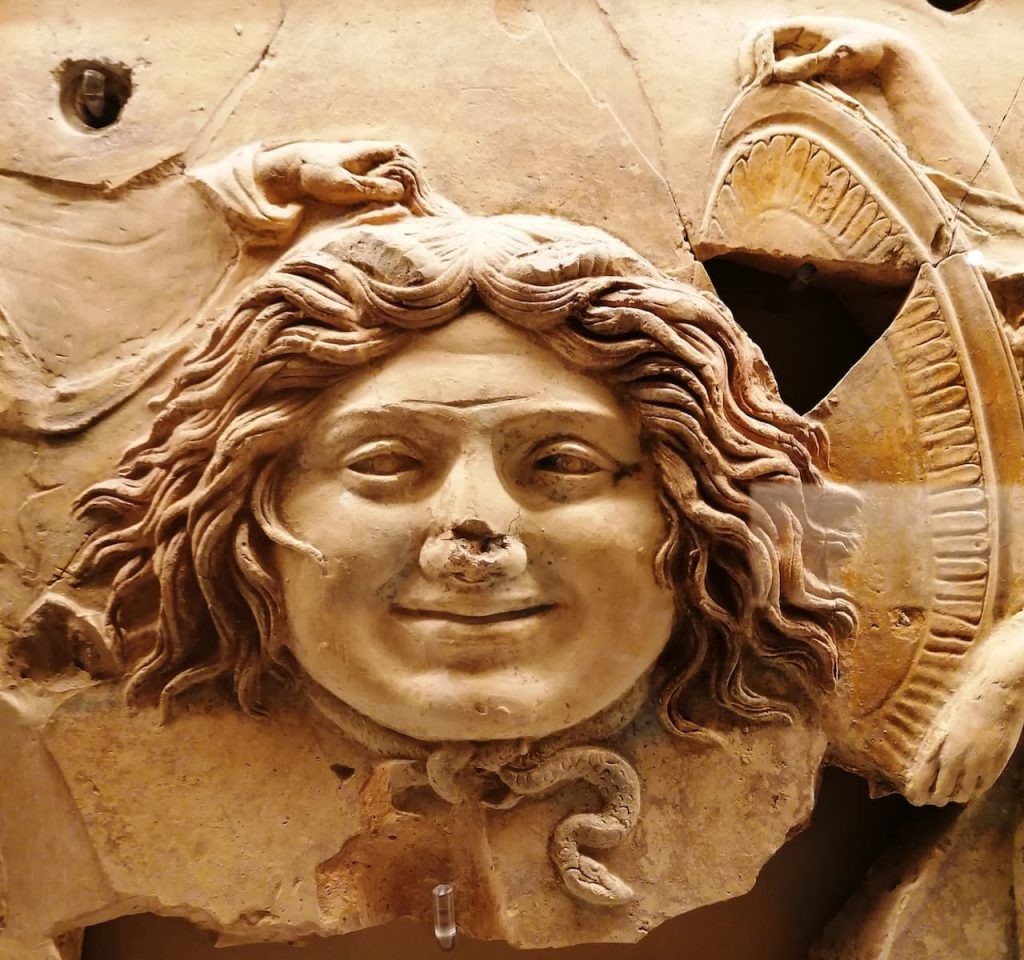 20. Lastra di rivestimento con Perseo che offre ad Atena la testa di Medusa - I secolo a.C.