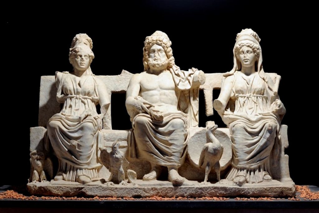 immagine per Tota Italia mostra alle Scuderie del Quirinale. 21. Triade Capitolina - II secolo d.C. Guidonia Montecelio - Museo Civico Archeologico ph. Giovanni Coccia