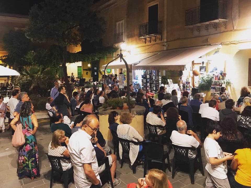 immagine per Gita al Faro, intervista con Loredana Lipperini
